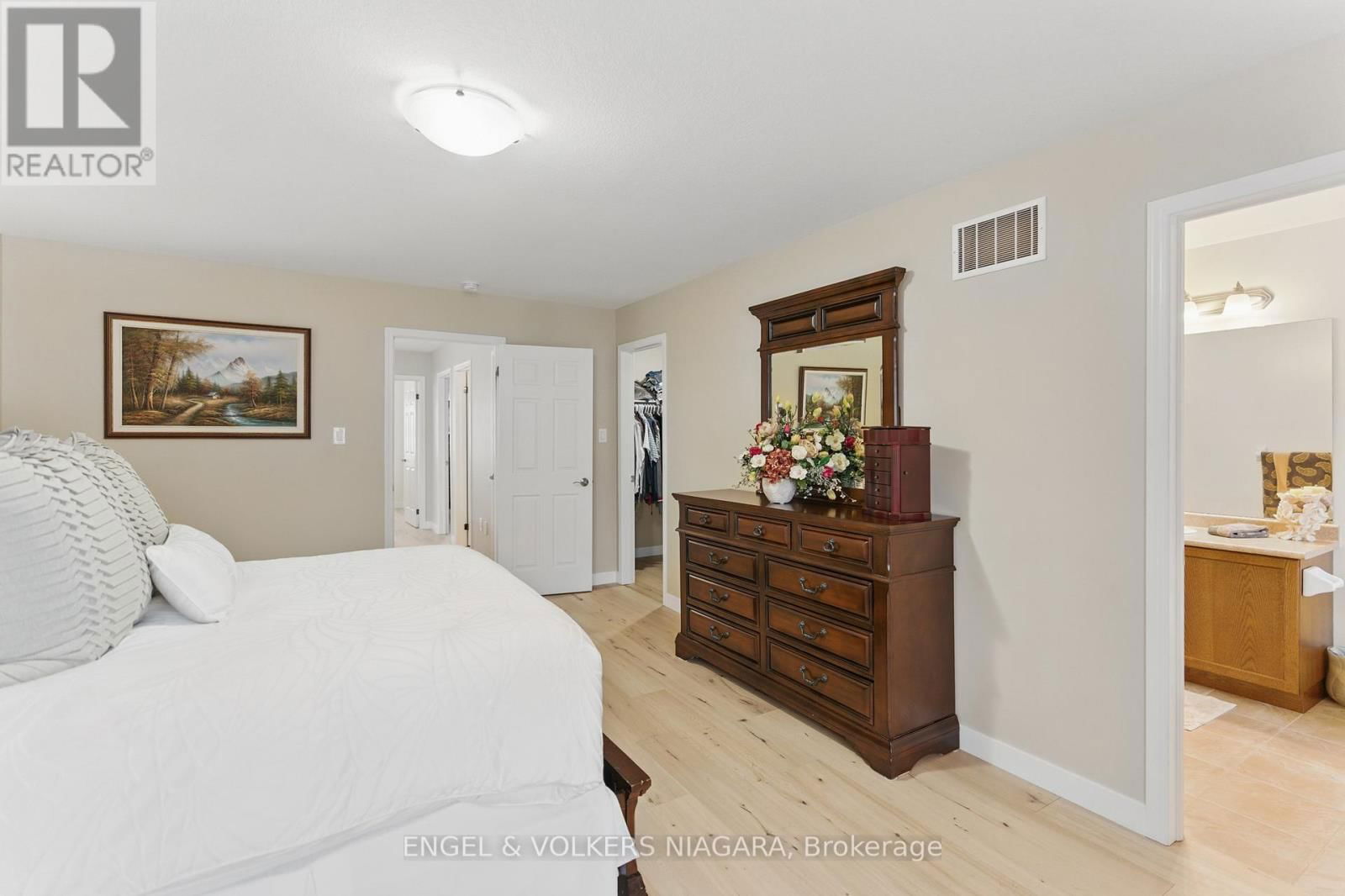 8679 DOGWOOD CRESCENT Image 12