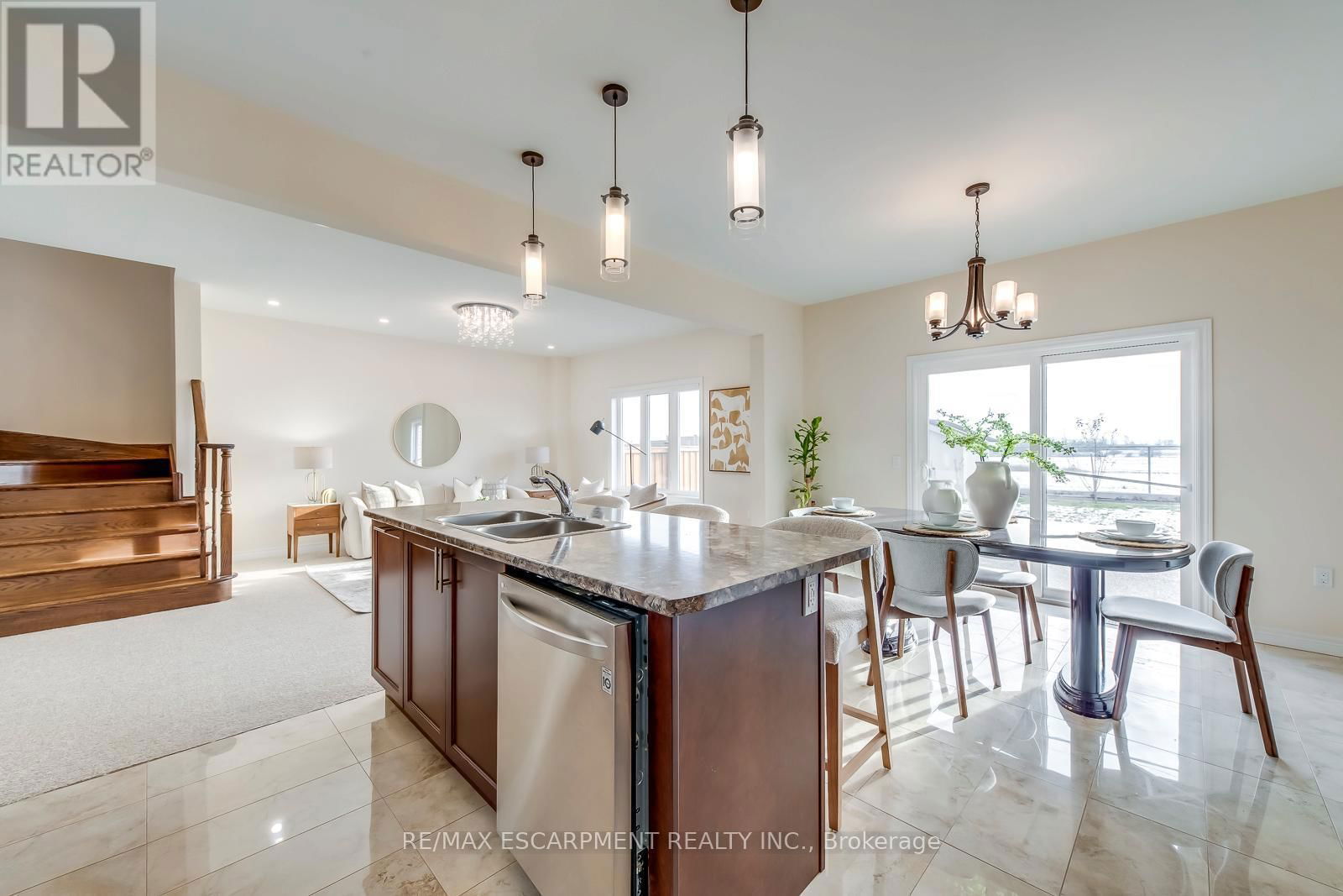 428 DALGLEISH TRAIL Image 19