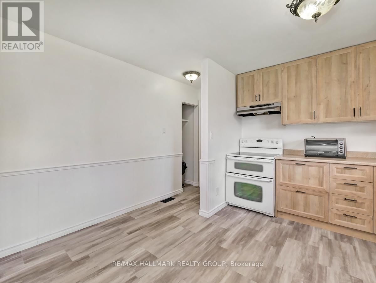 8692 BANK STREET Image 24