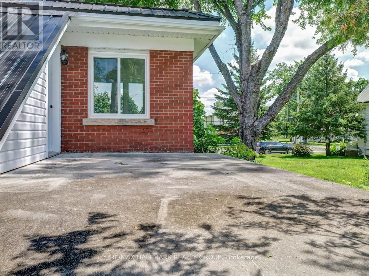 8692 BANK STREET Image 27