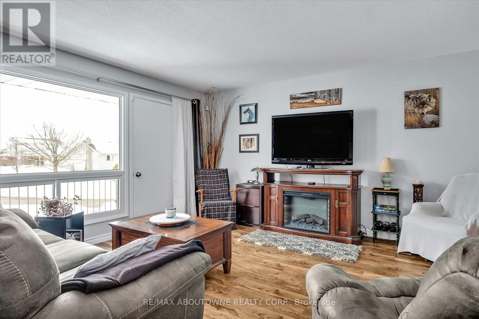 201 - 2394 MOUNTLAND DRIVE WEST Image 2