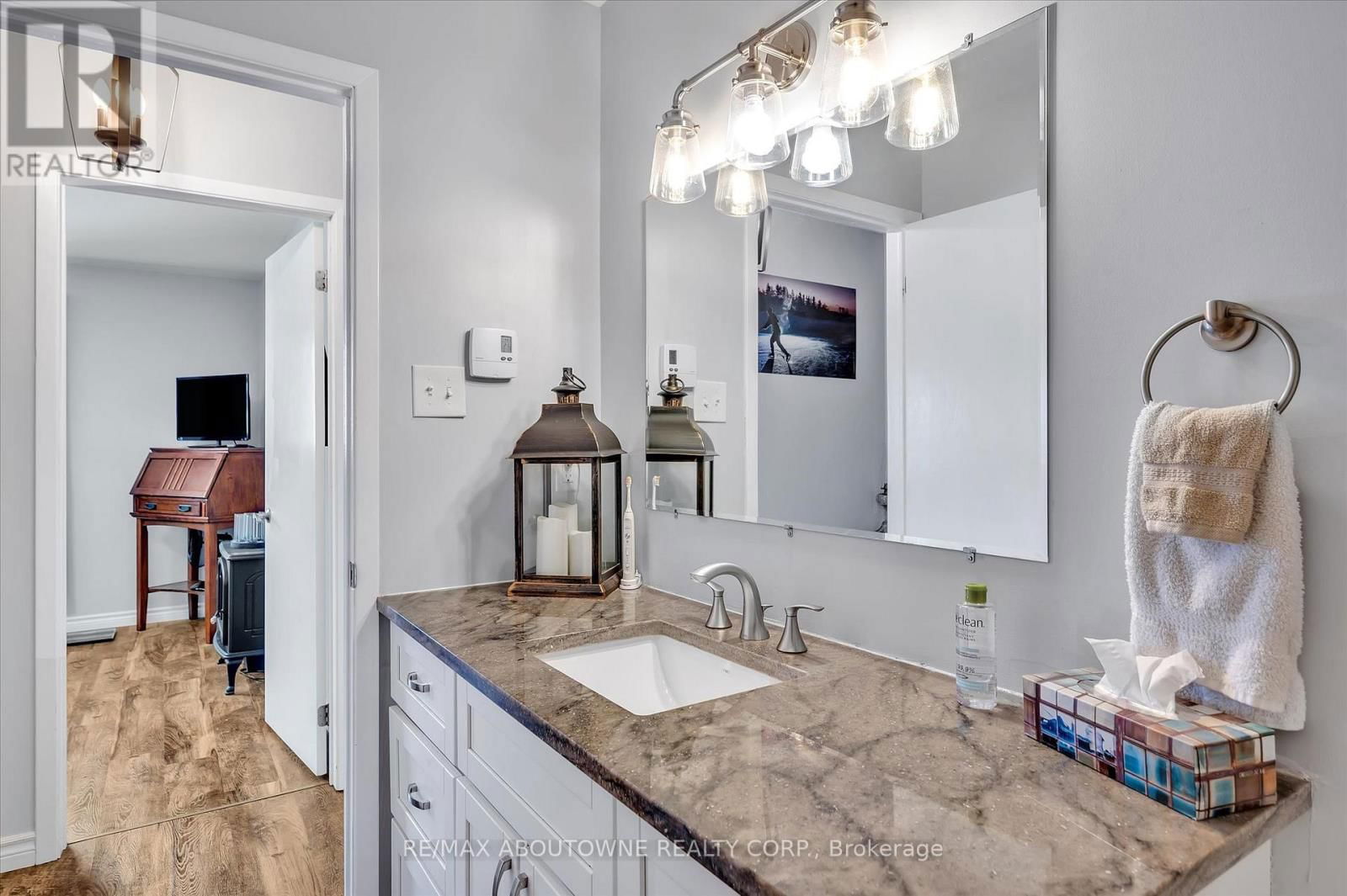 201 - 2394 MOUNTLAND DRIVE WEST Image 20