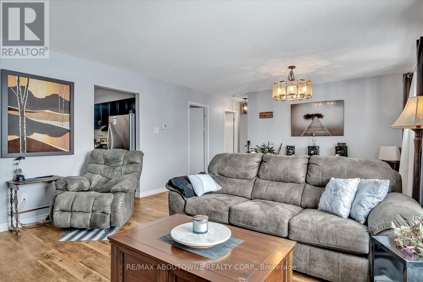201 - 2394 MOUNTLAND DRIVE WEST Image 4