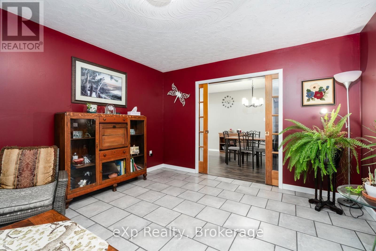 490 SADDLER STREET EAST Image 12