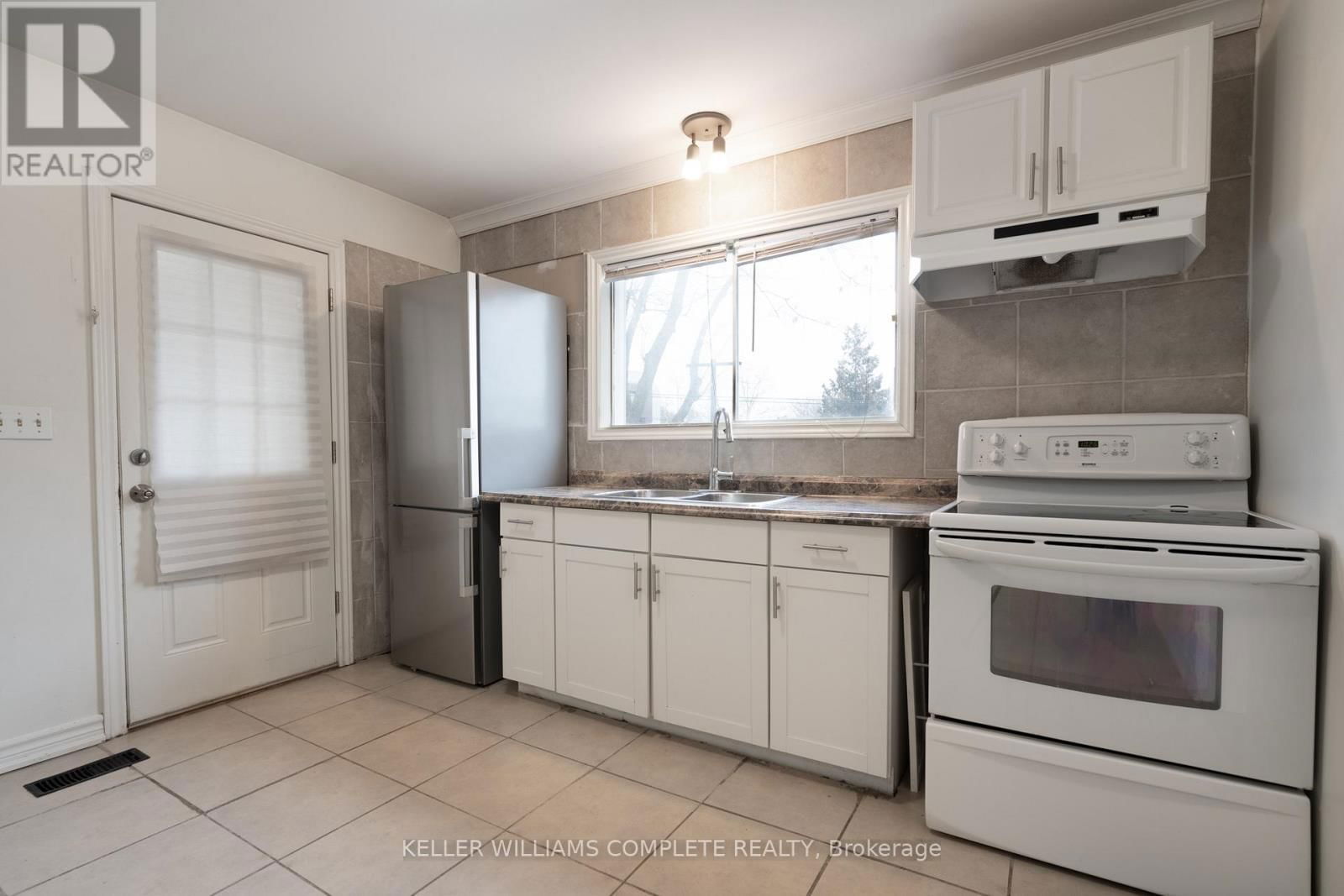 149 STRATHCONA AVENUE NORTH Image 12