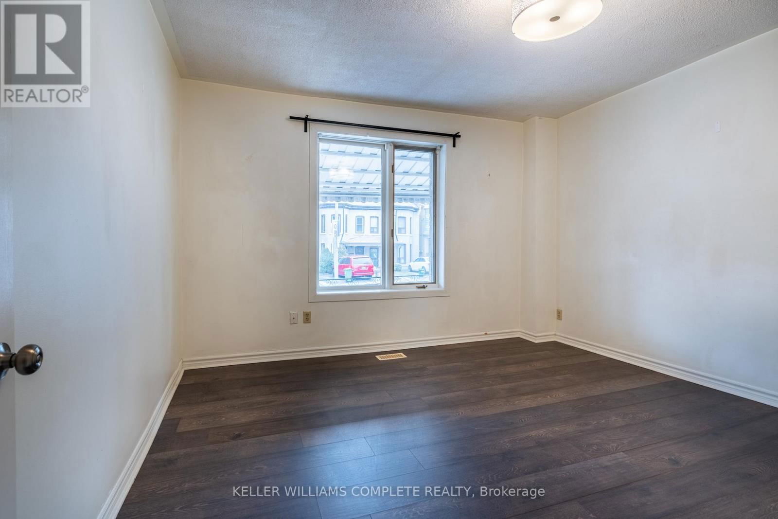 149 STRATHCONA AVENUE NORTH Image 21