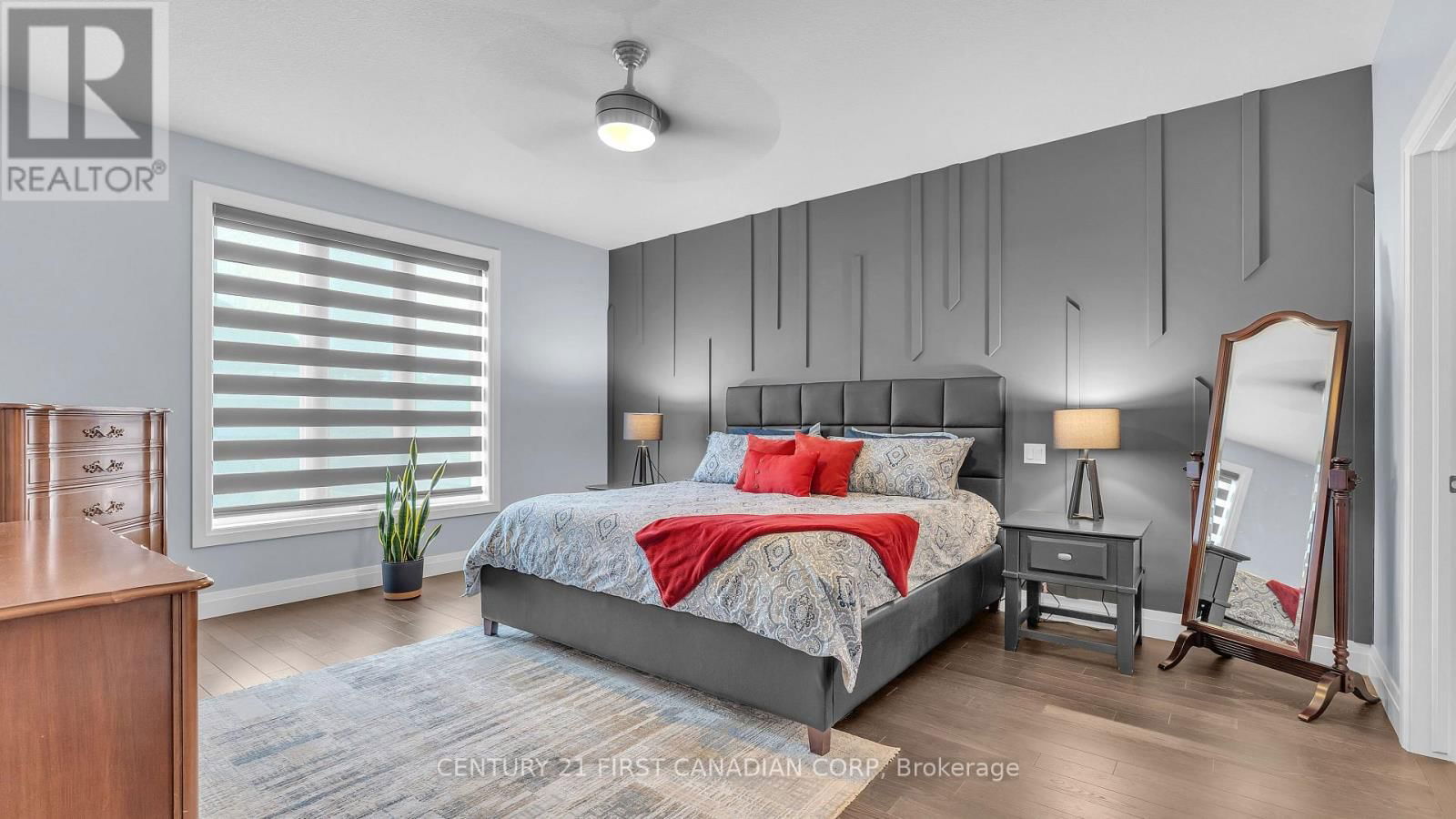 697 BARKER STREET Image 12