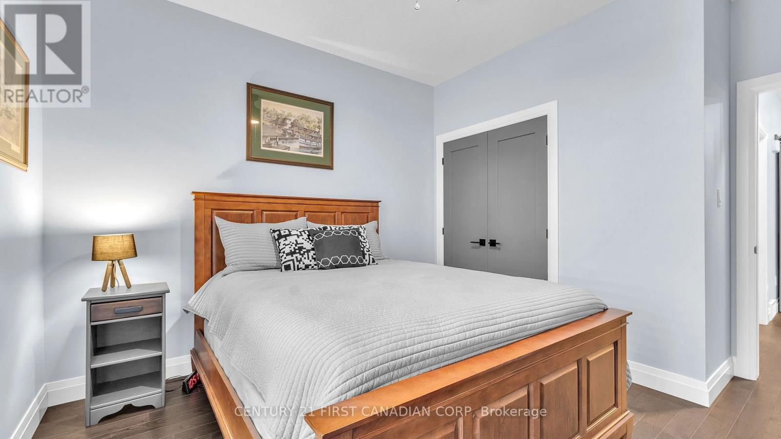 697 BARKER STREET Image 18
