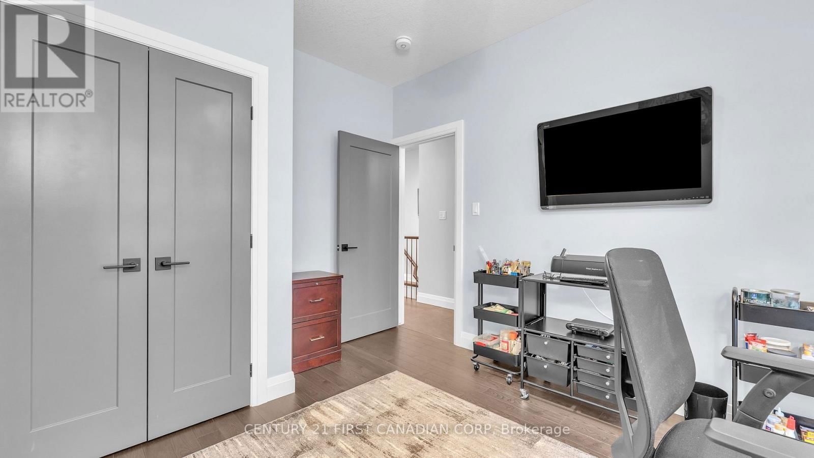 697 BARKER STREET Image 19