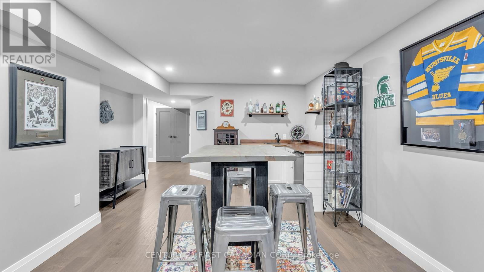 697 BARKER STREET Image 22