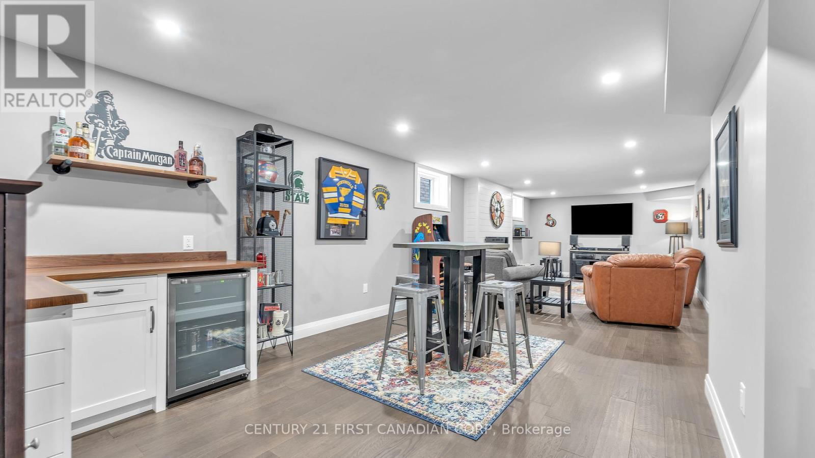 697 BARKER STREET Image 24
