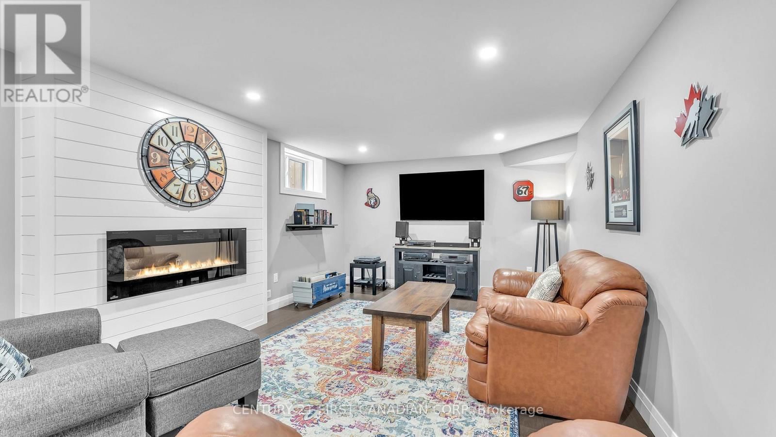697 BARKER STREET Image 25