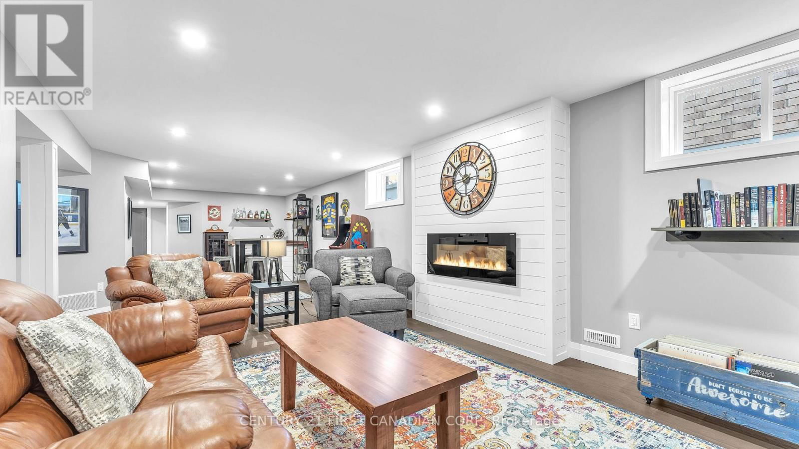 697 BARKER STREET Image 26