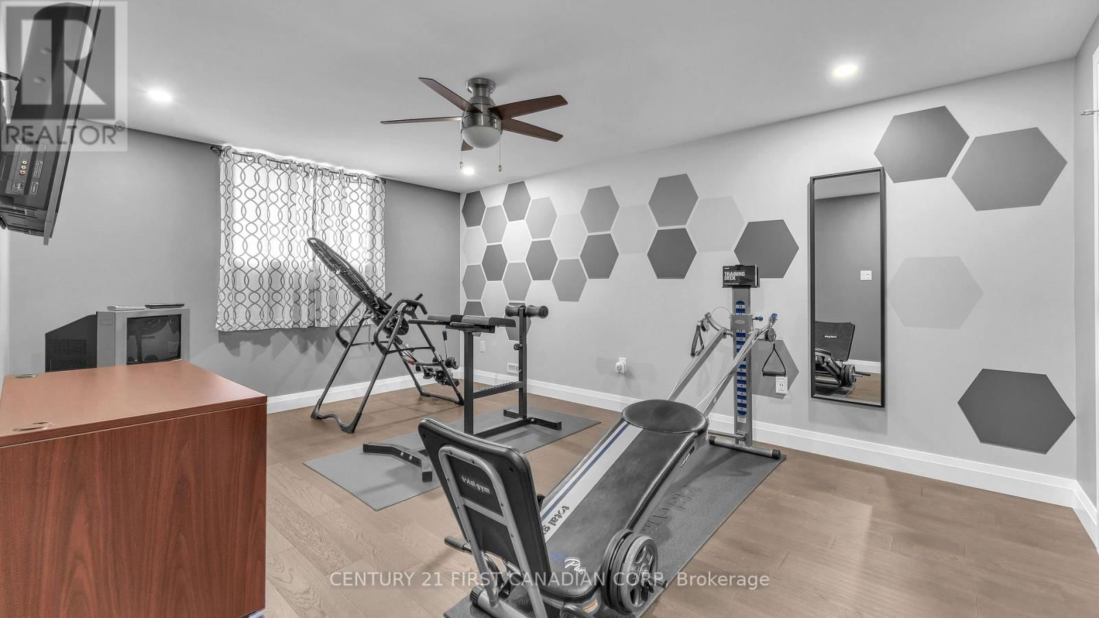 697 BARKER STREET Image 28