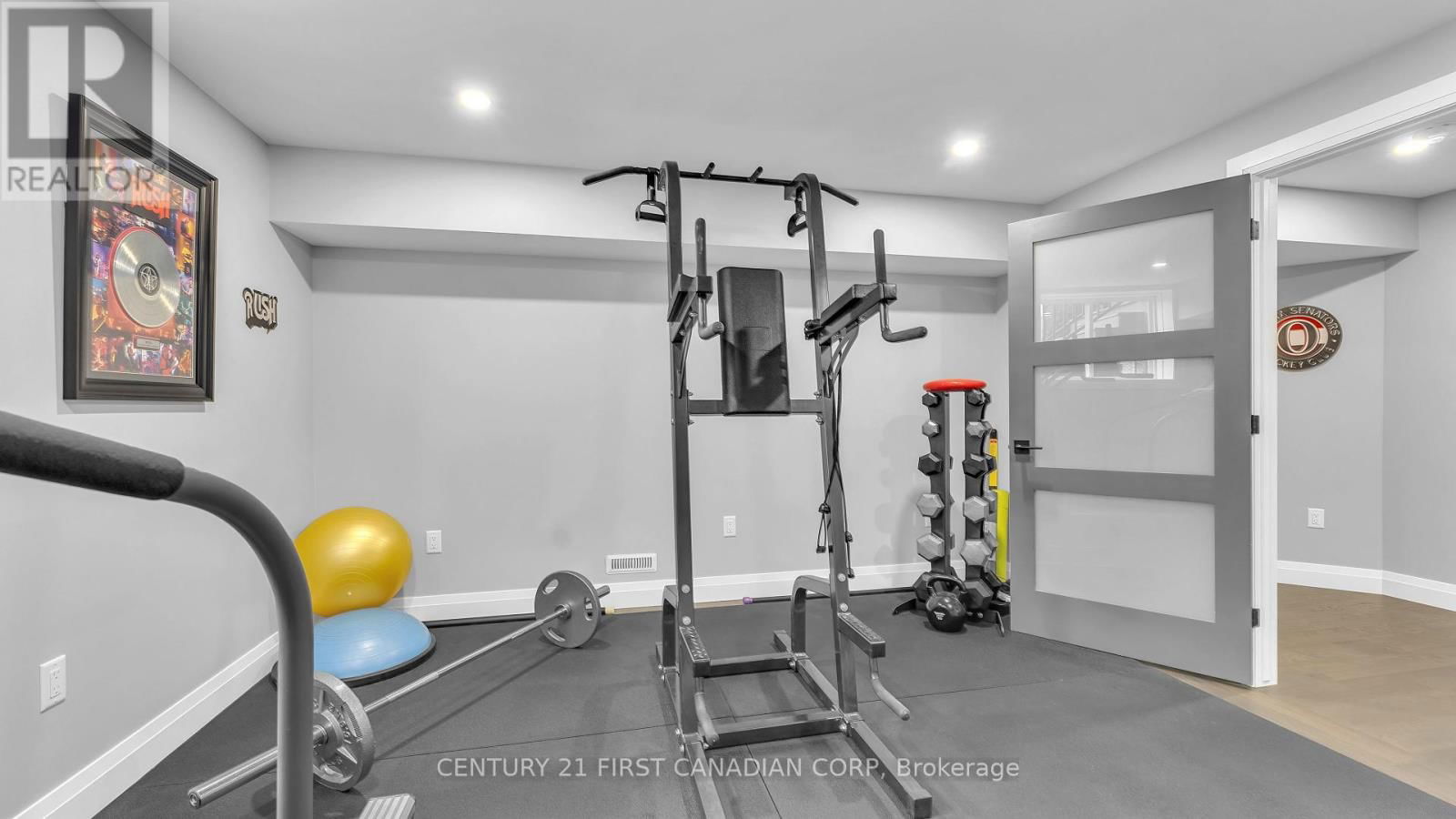 697 BARKER STREET Image 31