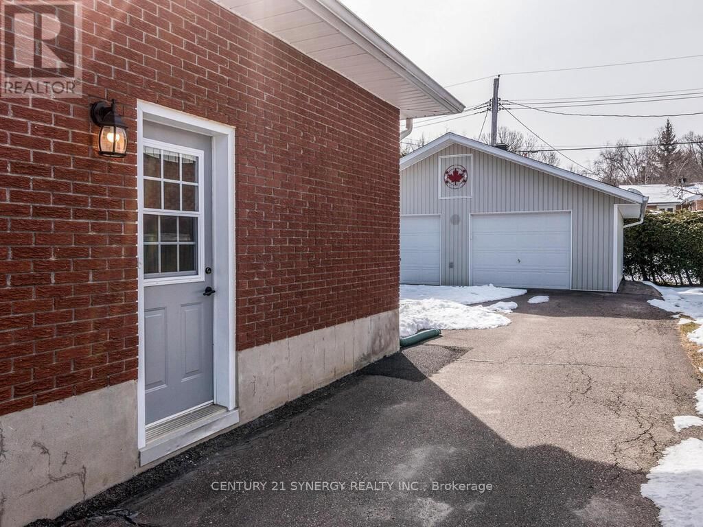 261 JAMES AVENUE Image 30