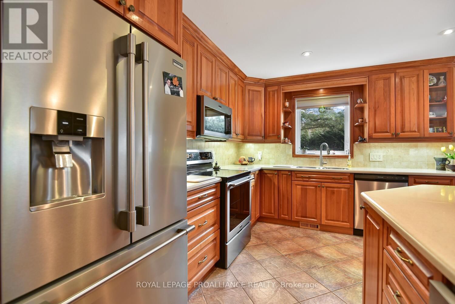 403 YOLE CRESCENT Image 16