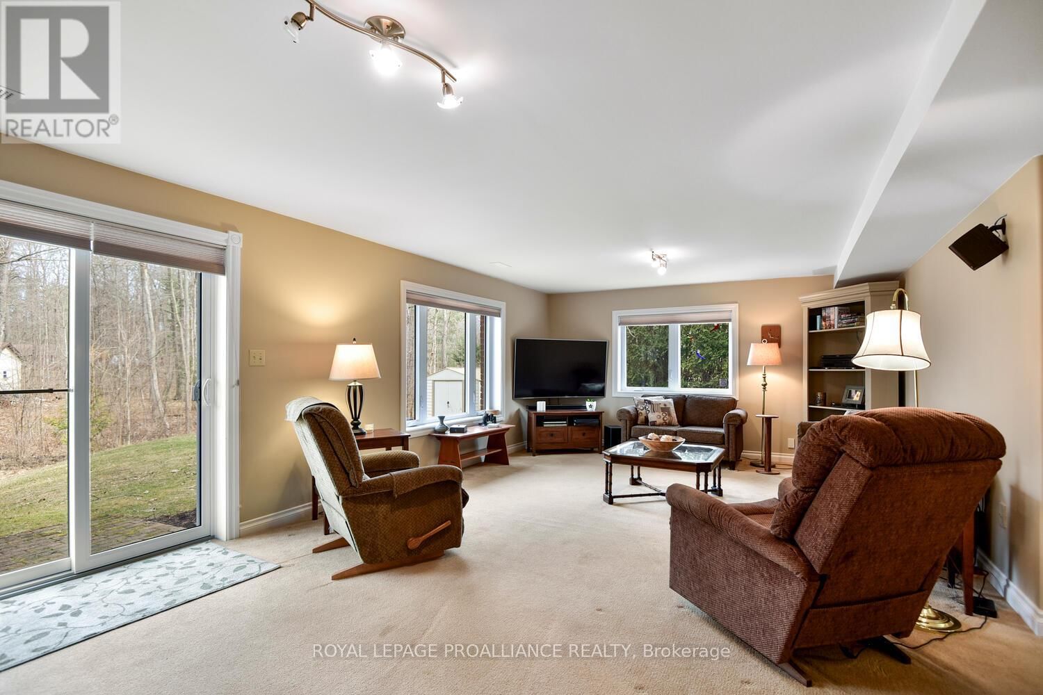 403 YOLE CRESCENT Image 24