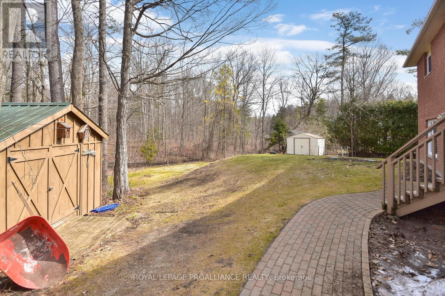 403 YOLE CRESCENT Image 37