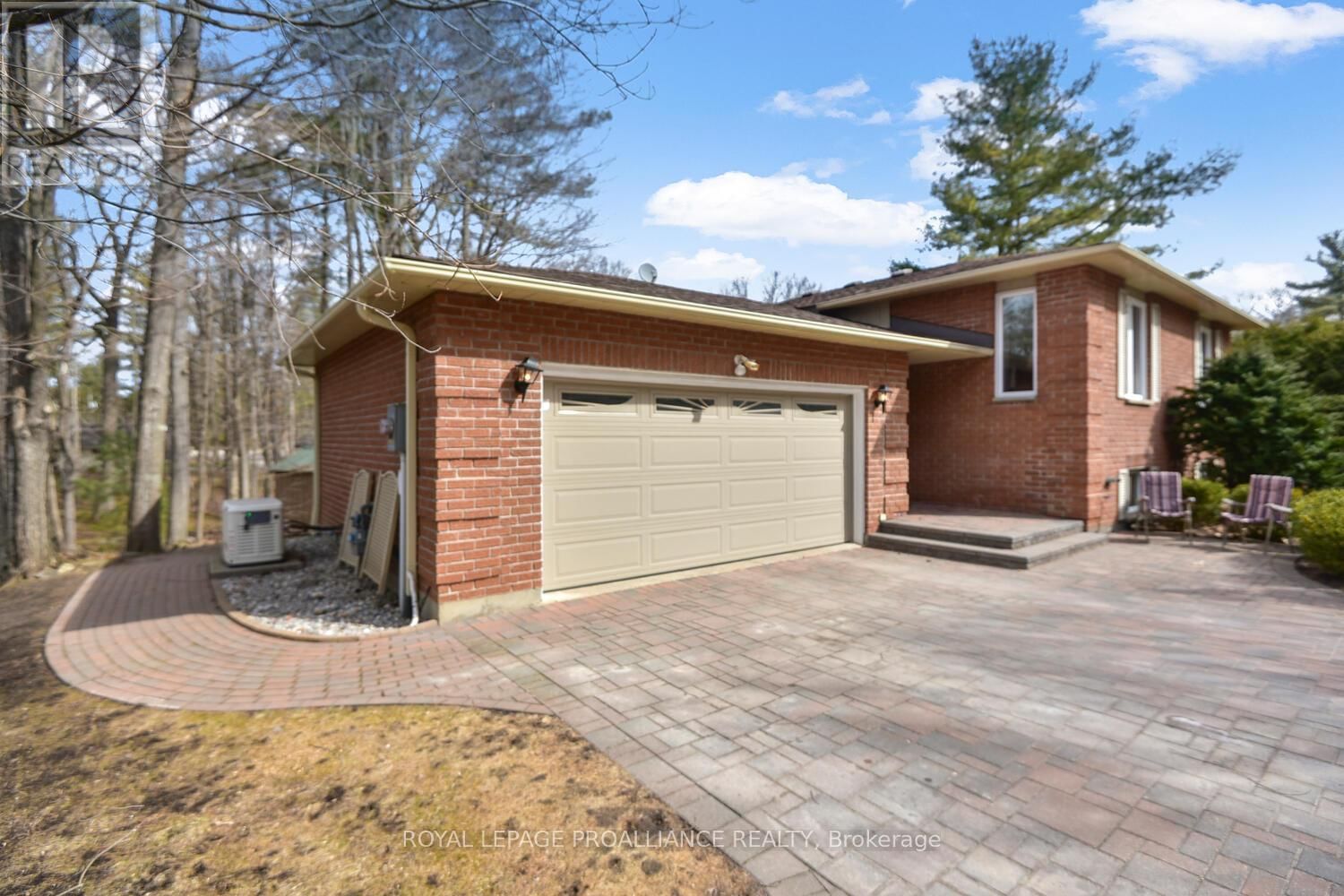 403 YOLE CRESCENT Image 4