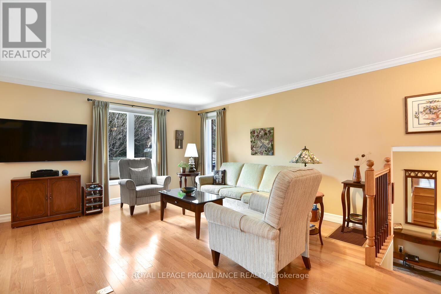 403 YOLE CRESCENT Image 8