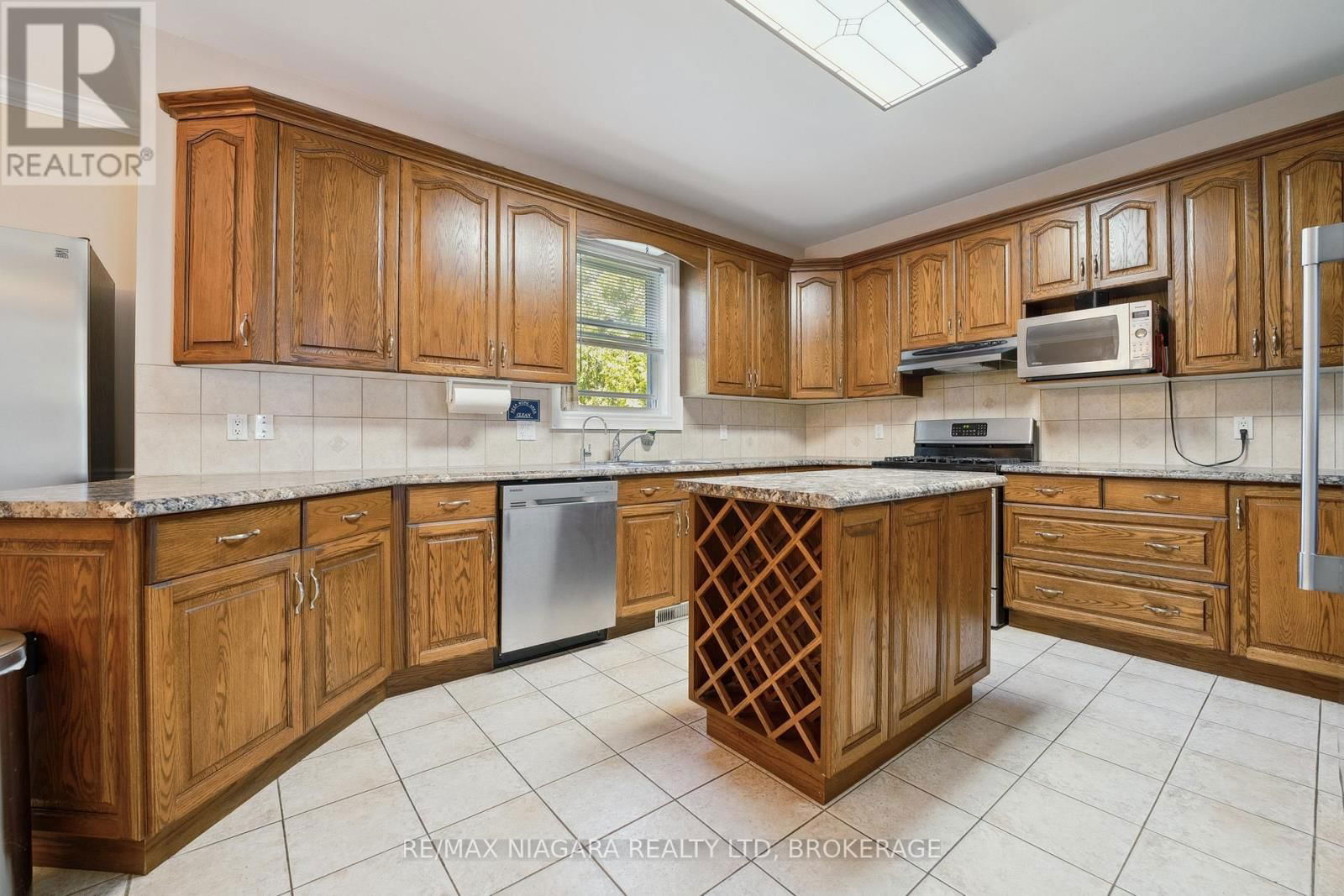 1673 ST. PAUL STREET WEST Image 11