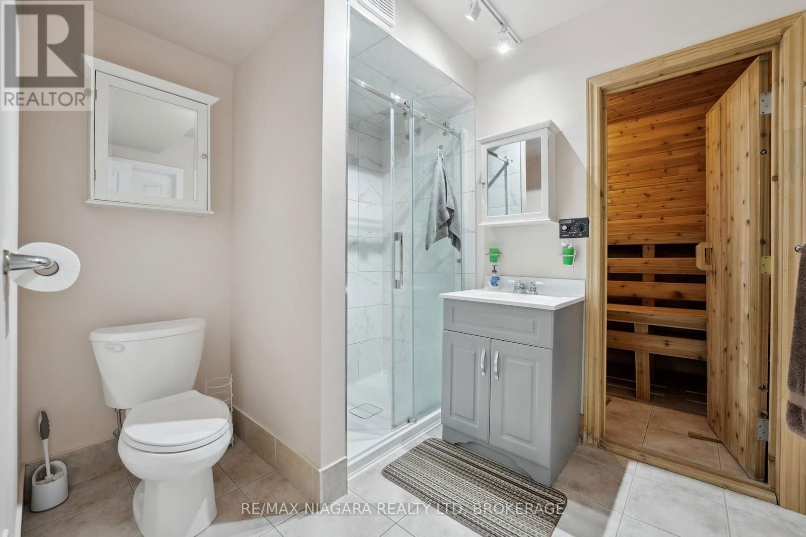 1673 ST. PAUL STREET WEST Image 27