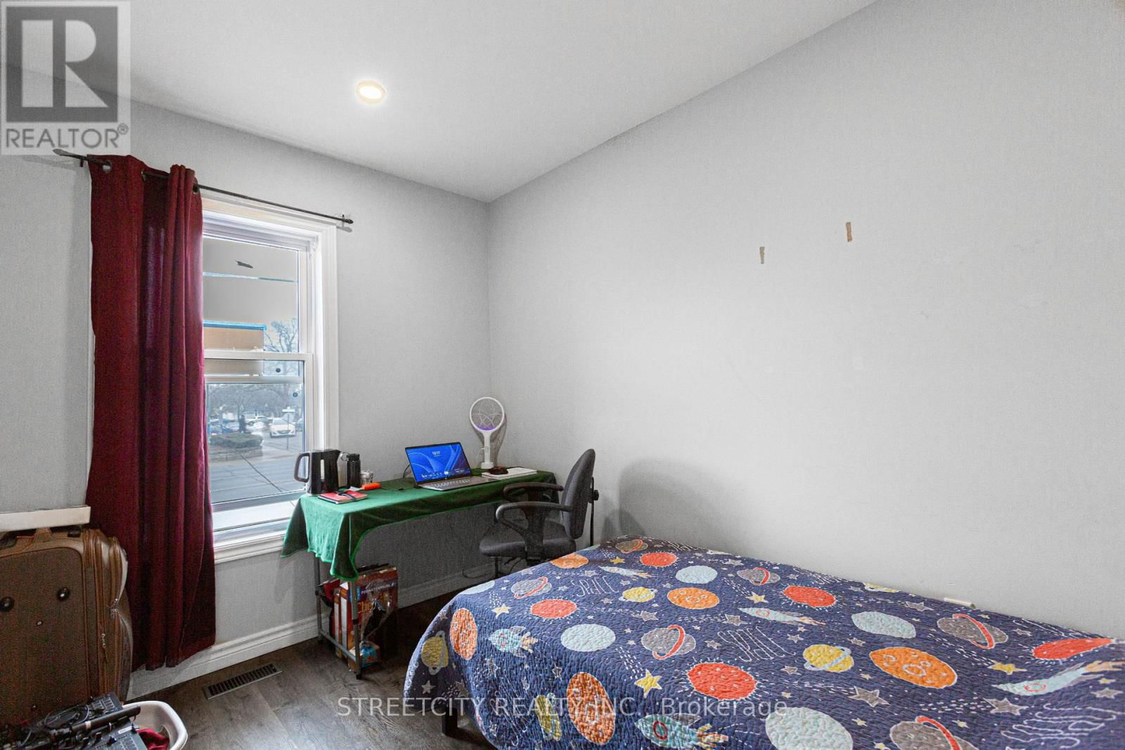 1053 OXFORD STREET EAST Image 12