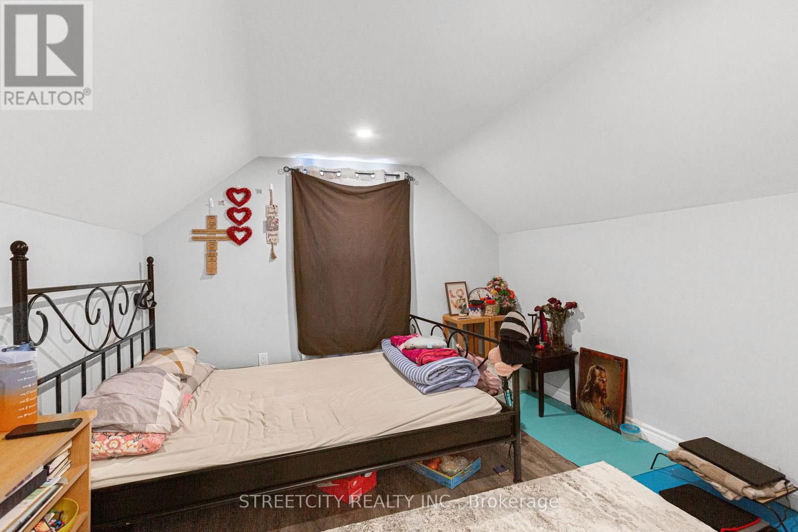 1053 OXFORD STREET EAST Image 14