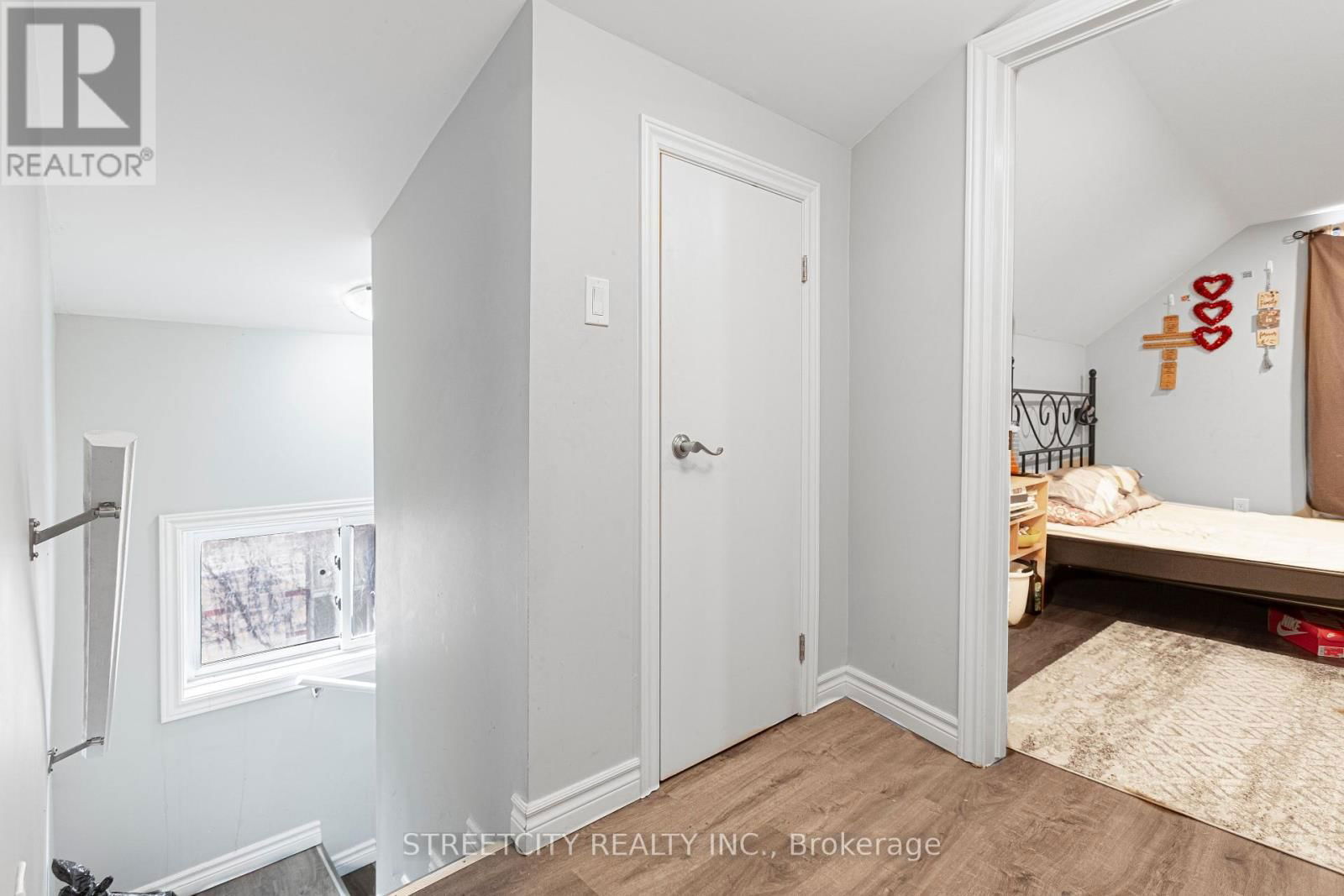 1053 OXFORD STREET EAST Image 18
