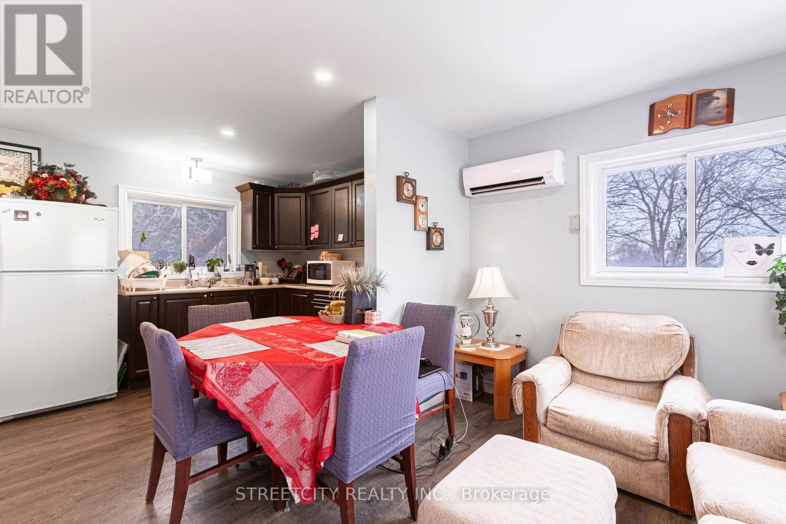 1053 OXFORD STREET EAST Image 27