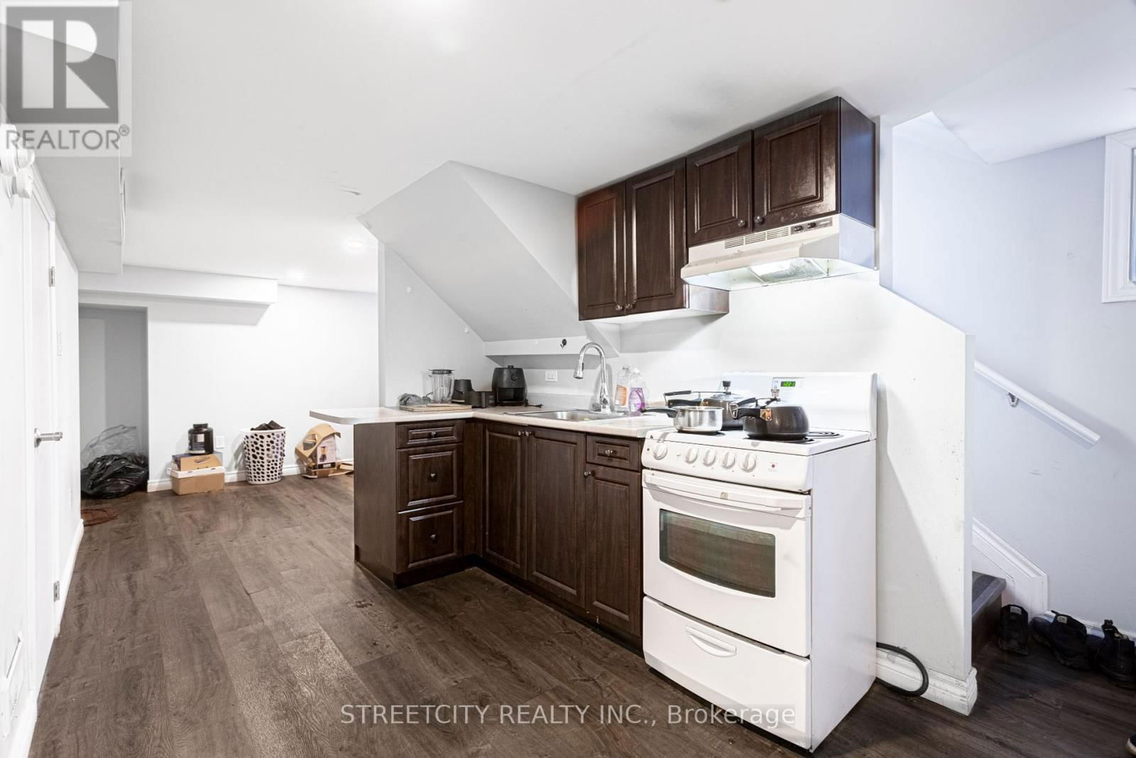 1053 OXFORD STREET EAST Image 31