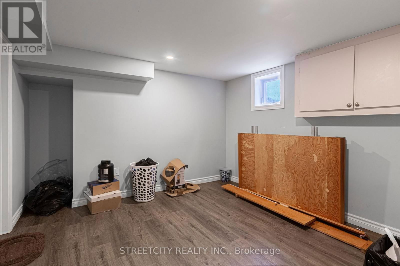 1053 OXFORD STREET EAST Image 32