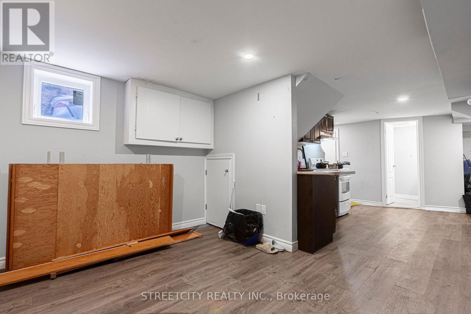 1053 OXFORD STREET EAST Image 33