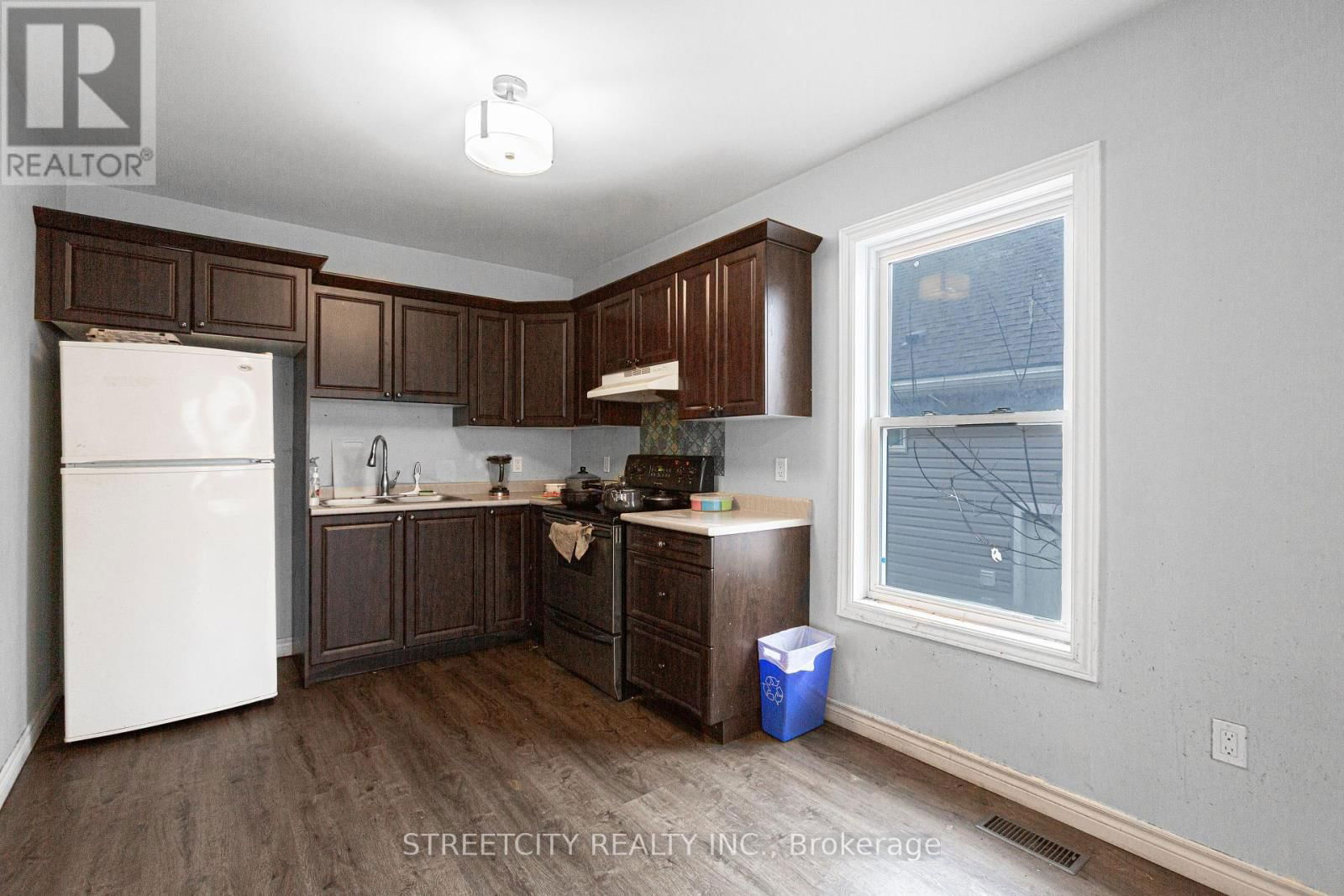 1053 OXFORD STREET EAST Image 9