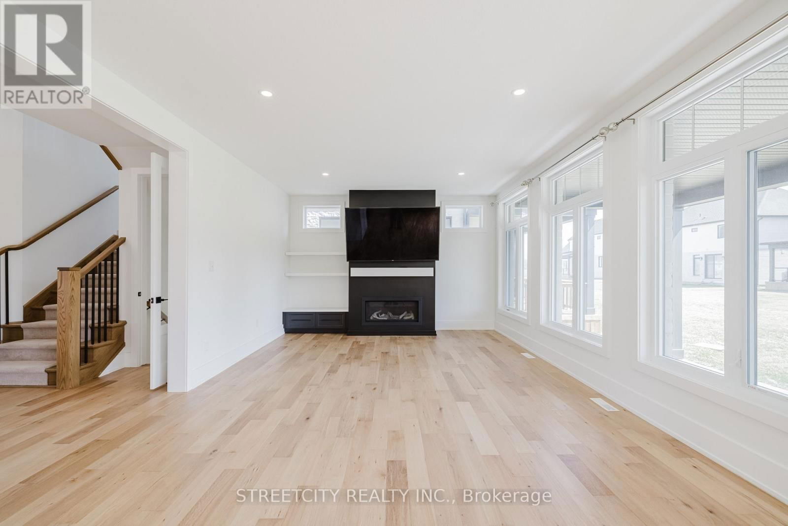 877 EAGLETRACE DRIVE WEST Image 12