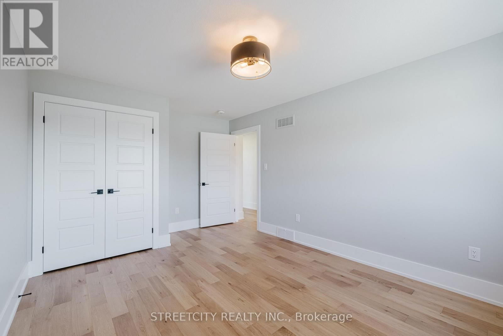 877 EAGLETRACE DRIVE WEST Image 32