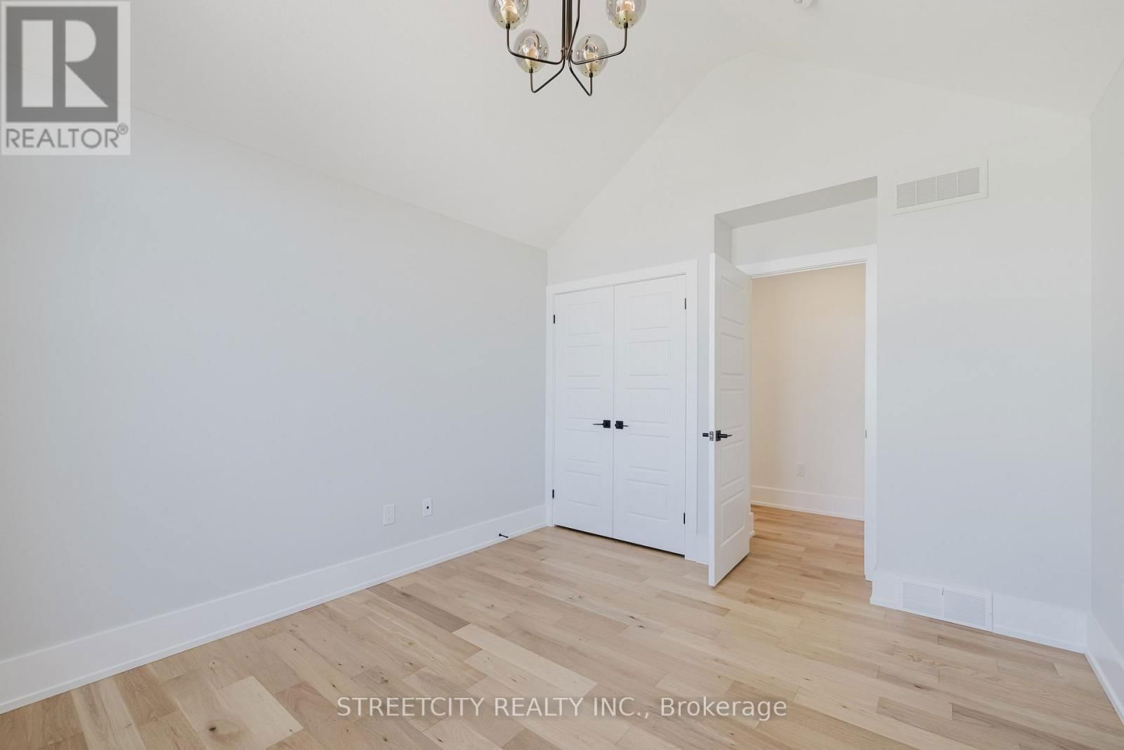 877 EAGLETRACE DRIVE WEST Image 35