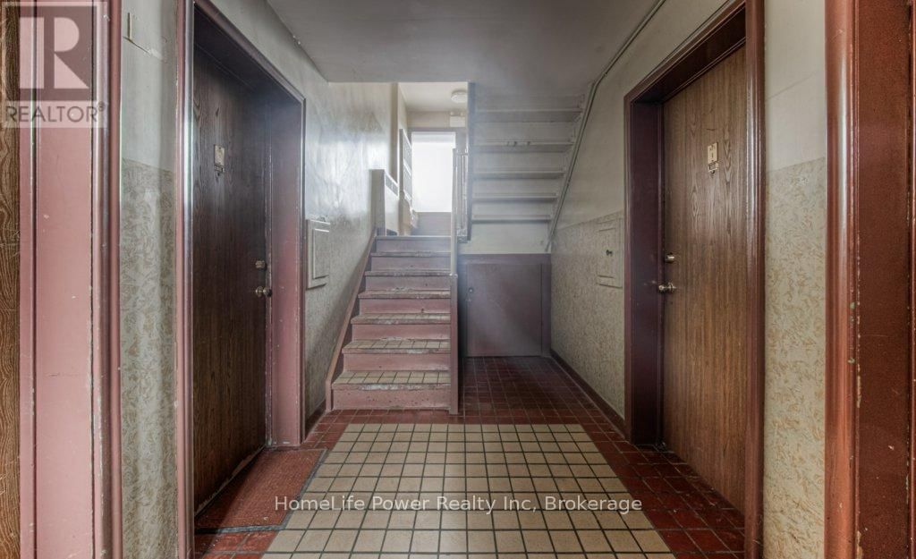 15 FLORAL CRESCENT Image 18
