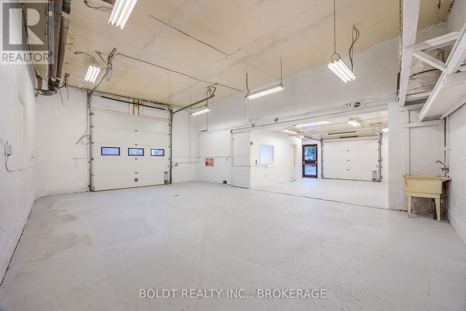 137 NIAGARA STREET Image 11