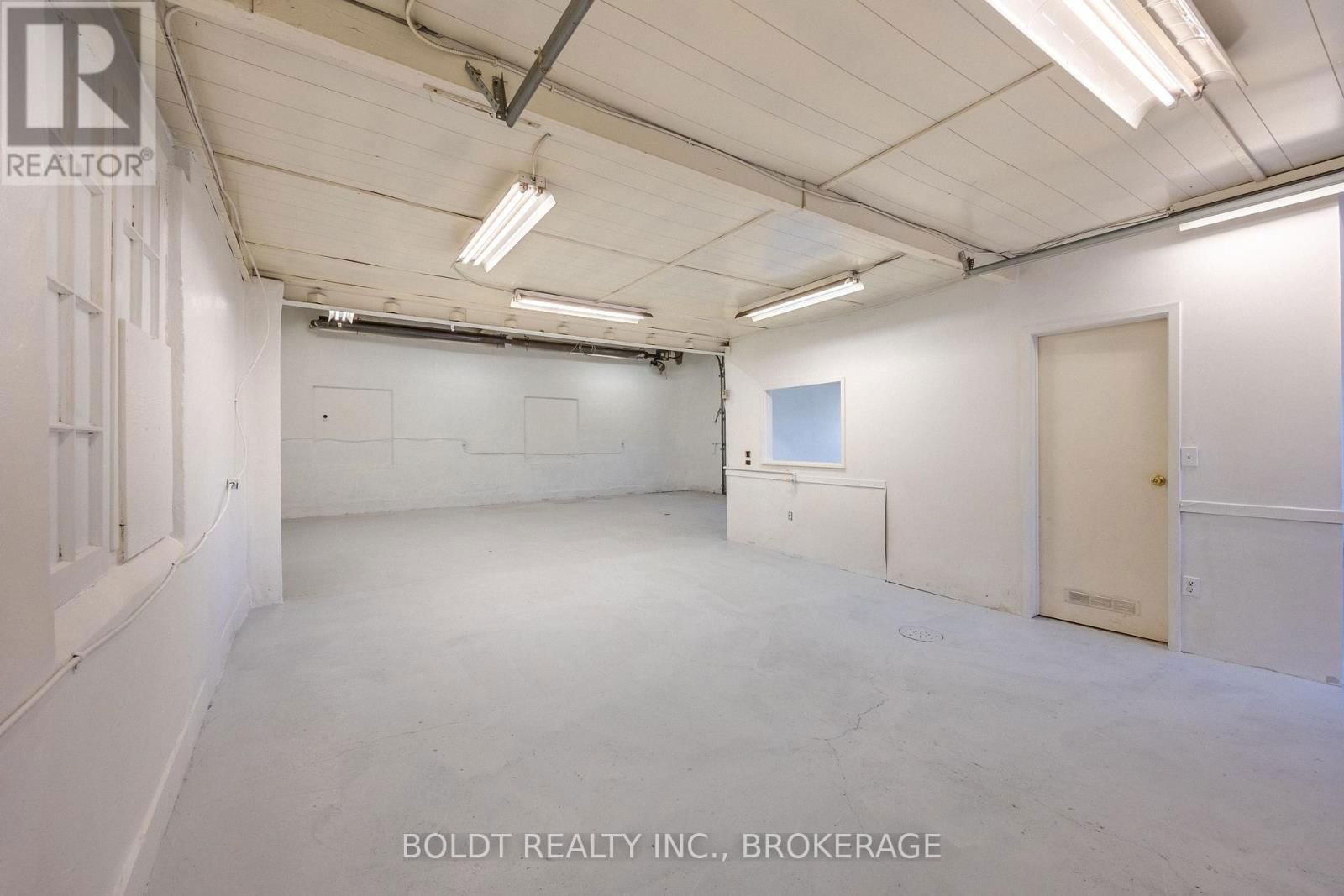 137 NIAGARA STREET Image 12