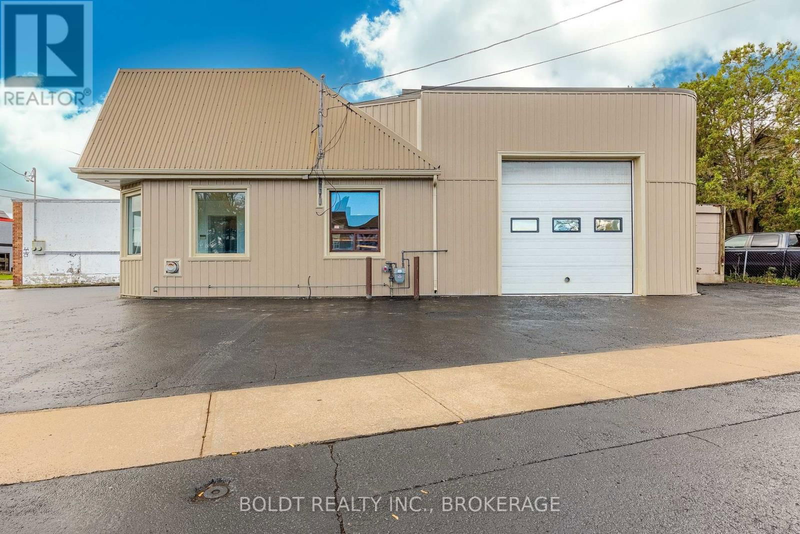 137 NIAGARA STREET Image 4