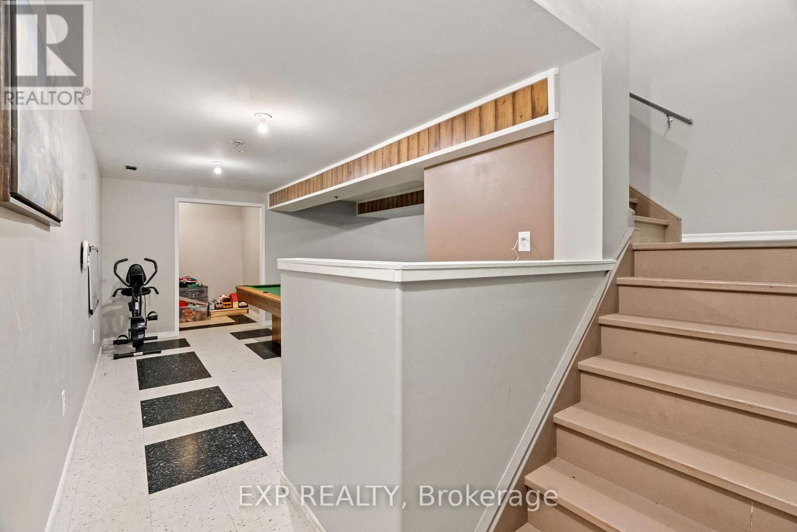 100 RADCLIFFE CRESCENT Image 33