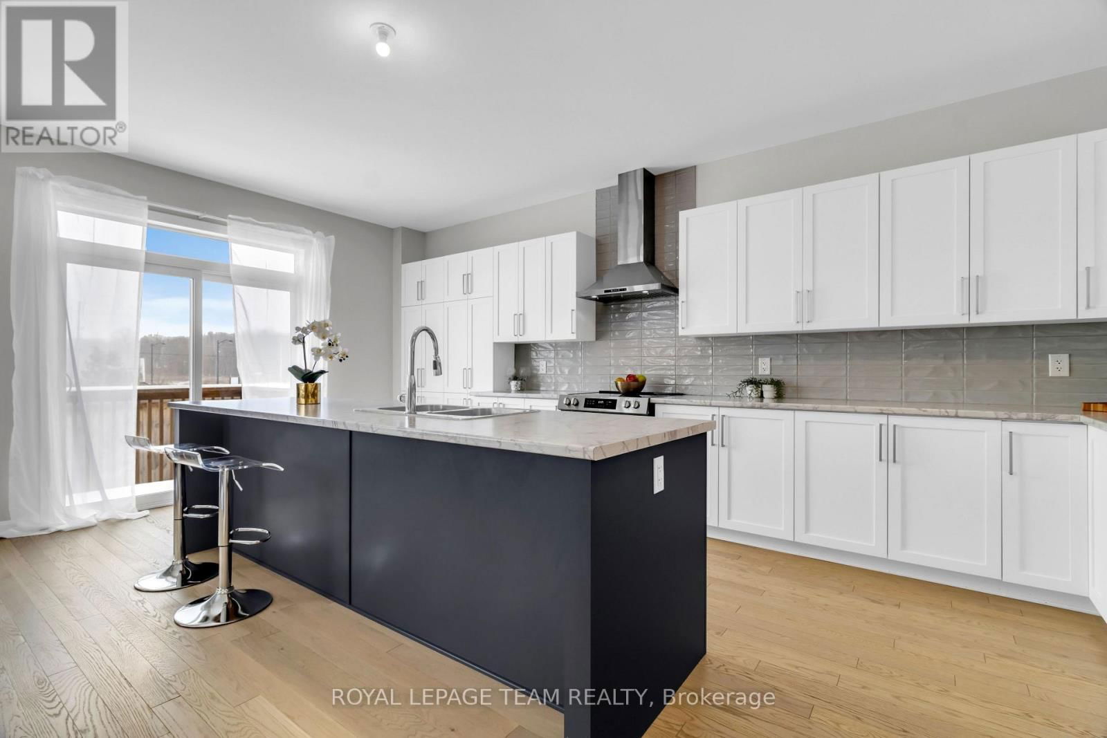 304 CLOYNE CRESCENT Image 12