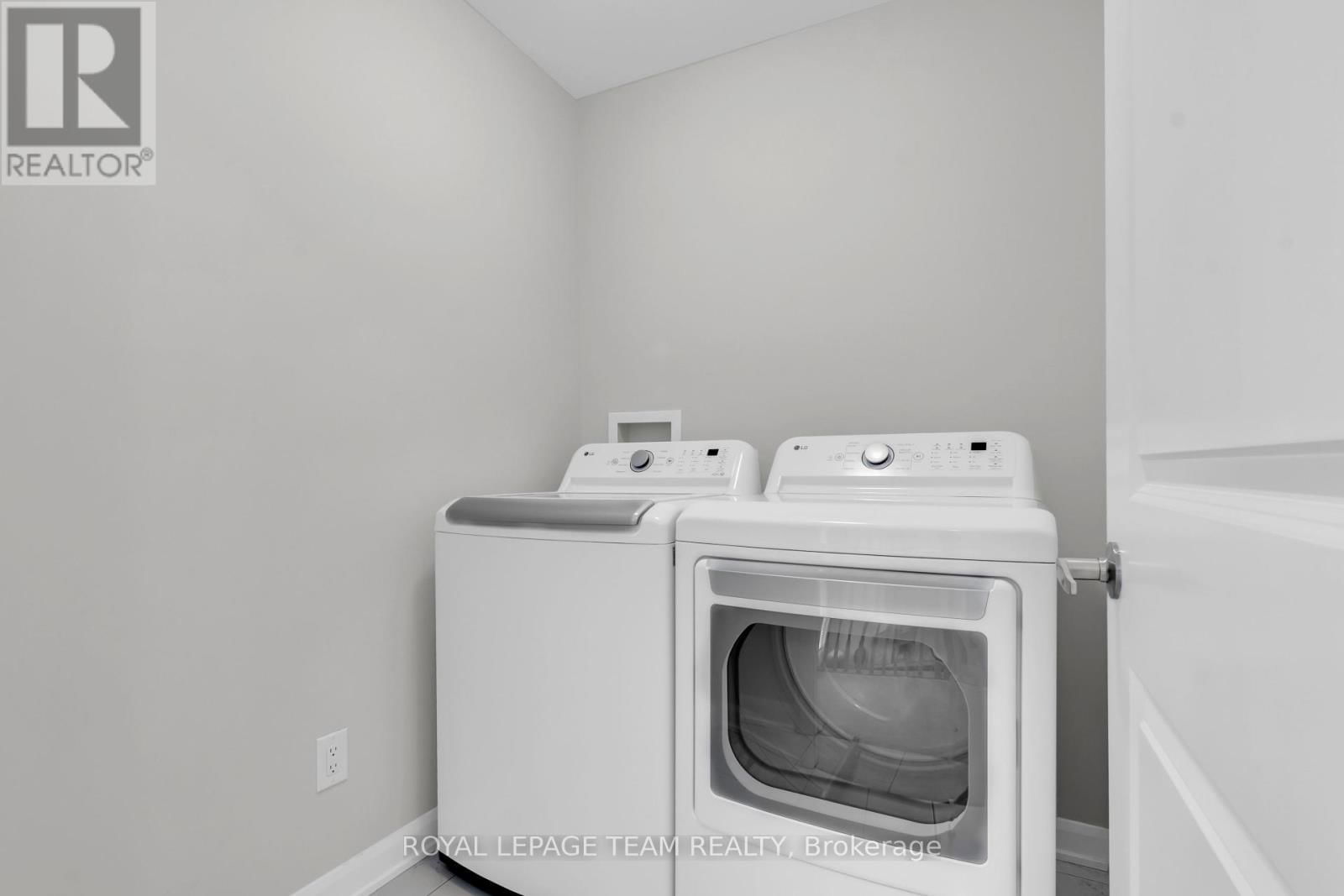 304 CLOYNE CRESCENT Image 32