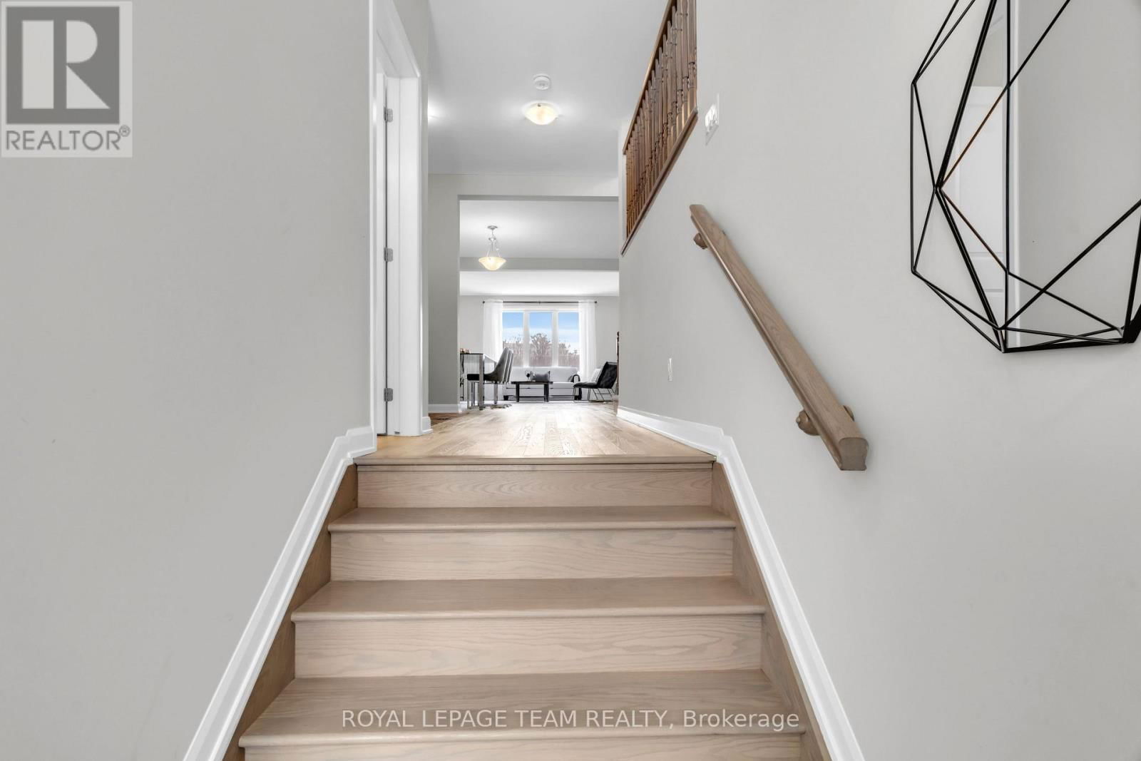 304 CLOYNE CRESCENT Image 5