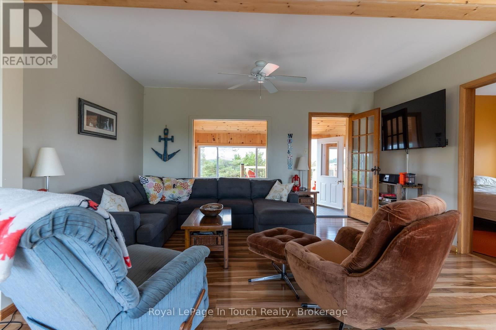 4 ISLAND 470 Image 12