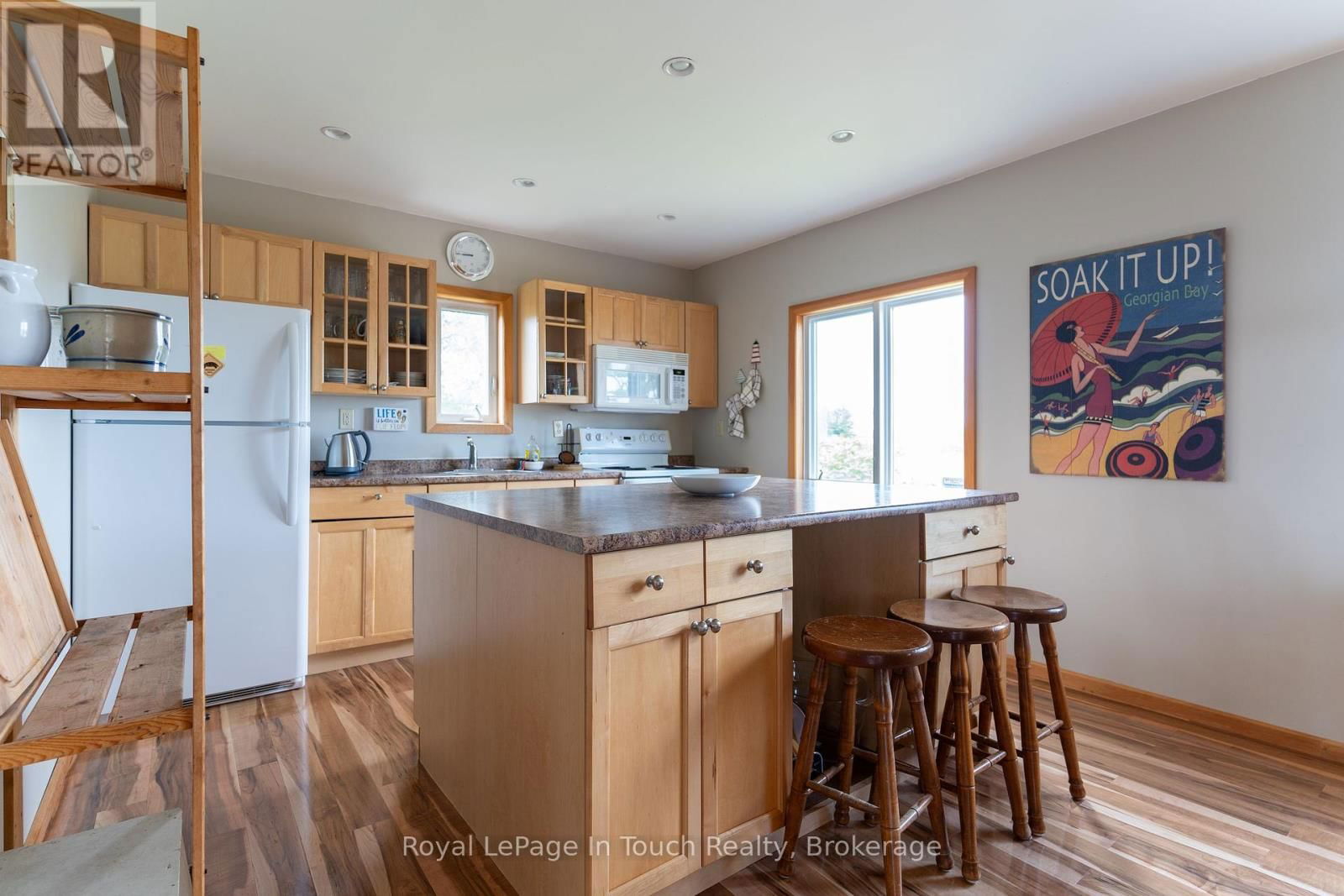 4 ISLAND 470 Image 15