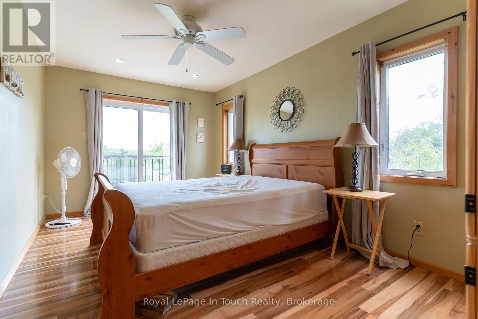 4 ISLAND 470 Image 17