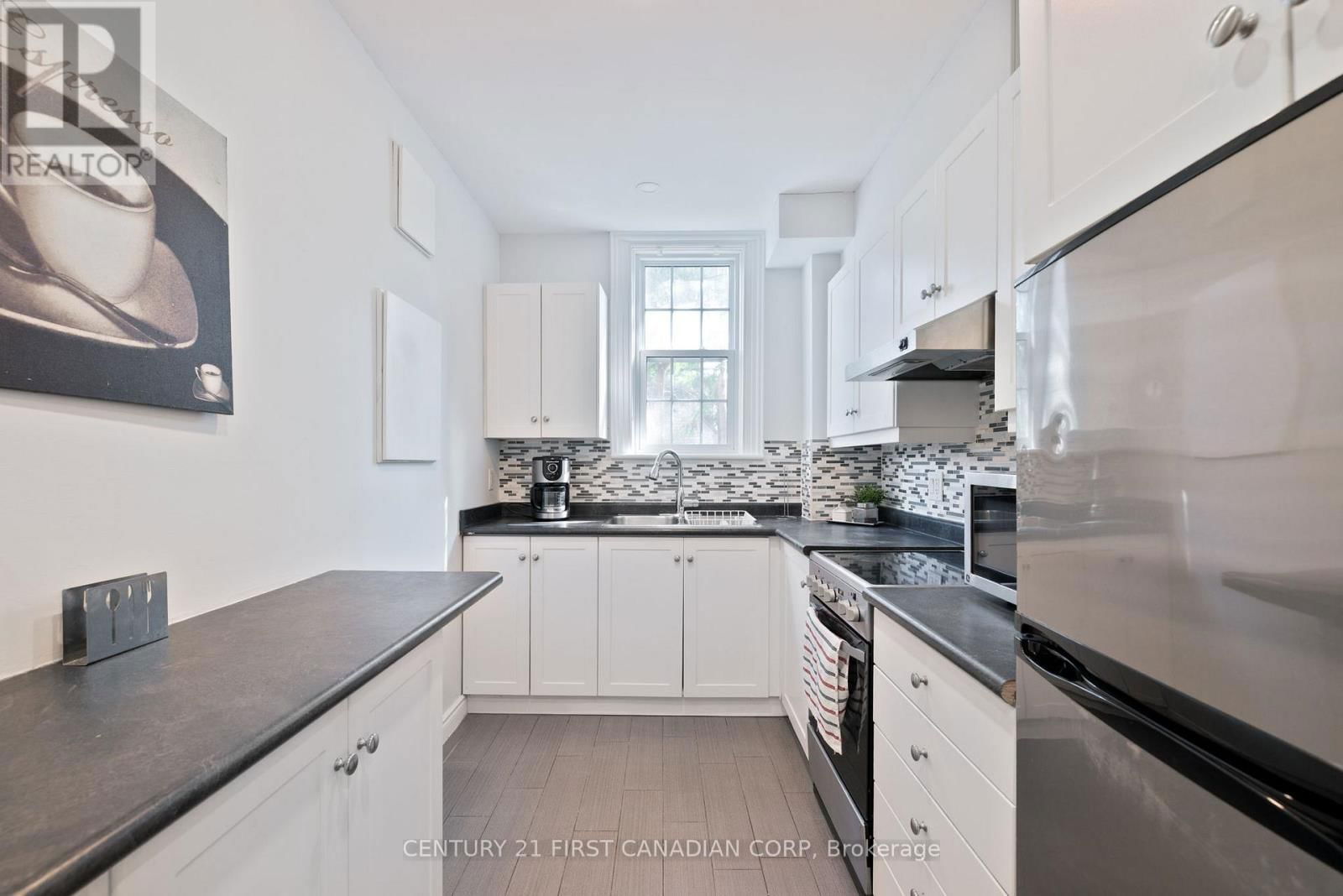 389 DUFFERIN AVENUE Image 10